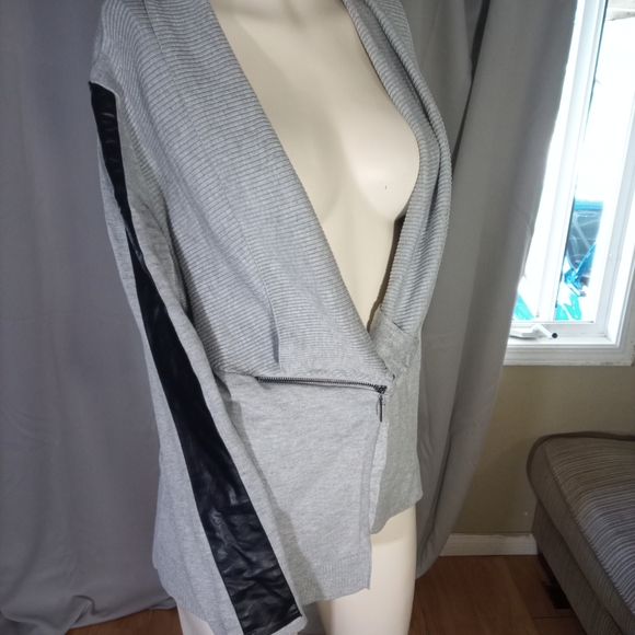 Cozy Gray Knit Open Front Jacket - Picture 3 of 3